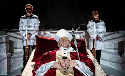 Wygrał spektakl o śmierci papieża