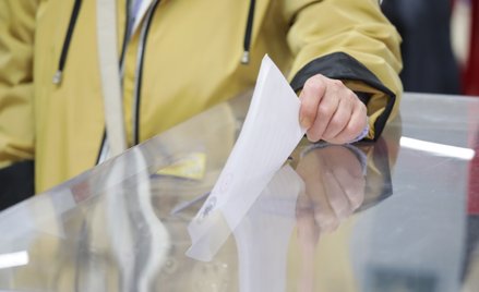 Wybory tylko na chwilę osłabiły złotego. To cisza przed burzą?