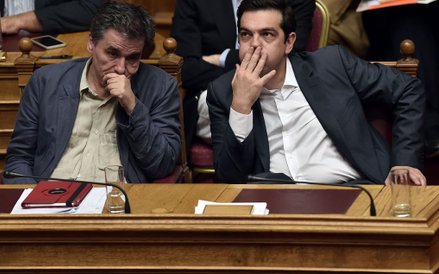 Grecki premier Alexis Tsipras i minister finansów Eyclid Tsakalotos podczas sesji parlamentu w Atena