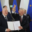 Poseł PiS Marek Suski odbiera zaświadczenie o wyborze na posła do Sejmu X kadencji