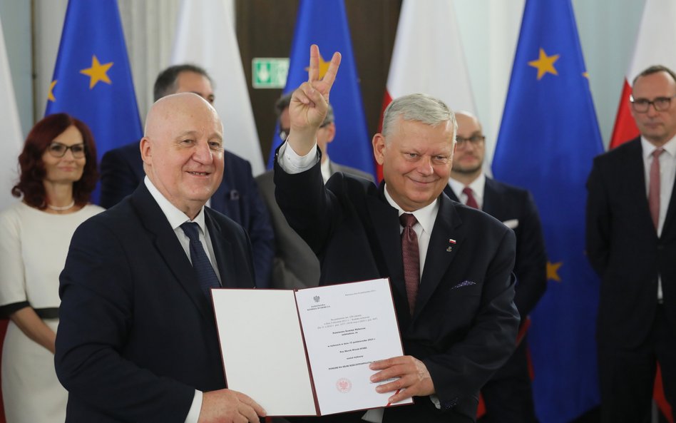 Poseł PiS Marek Suski odbiera zaświadczenie o wyborze na posła do Sejmu X kadencji