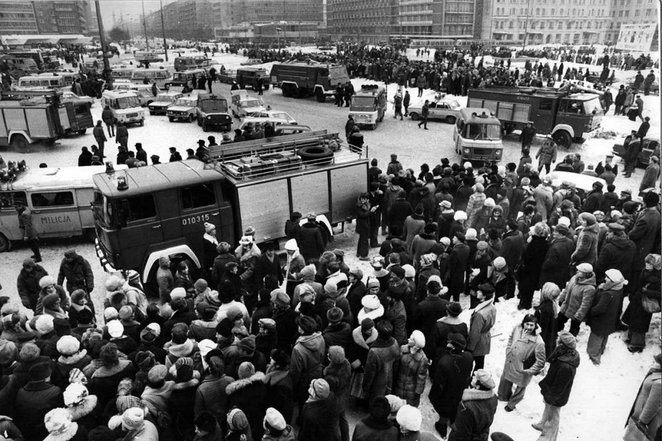 Milicja starała sią ogrodzić teren, odsunąć ludzi zbierających fruwające banknoty, ułatwić akcję rat