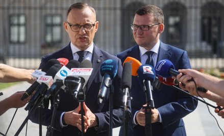 Rzecznik prasowy prezydenta RP Rafał Leśkiewicz (L) oraz szef gabinetu prezydenta RP Paweł Szefernak