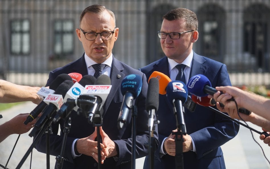 Rzecznik prasowy prezydenta RP Rafał Leśkiewicz (L) oraz szef gabinetu prezydenta RP Paweł Szefernak
