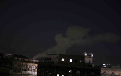Dym nad jednym z celów ataków w Sanie