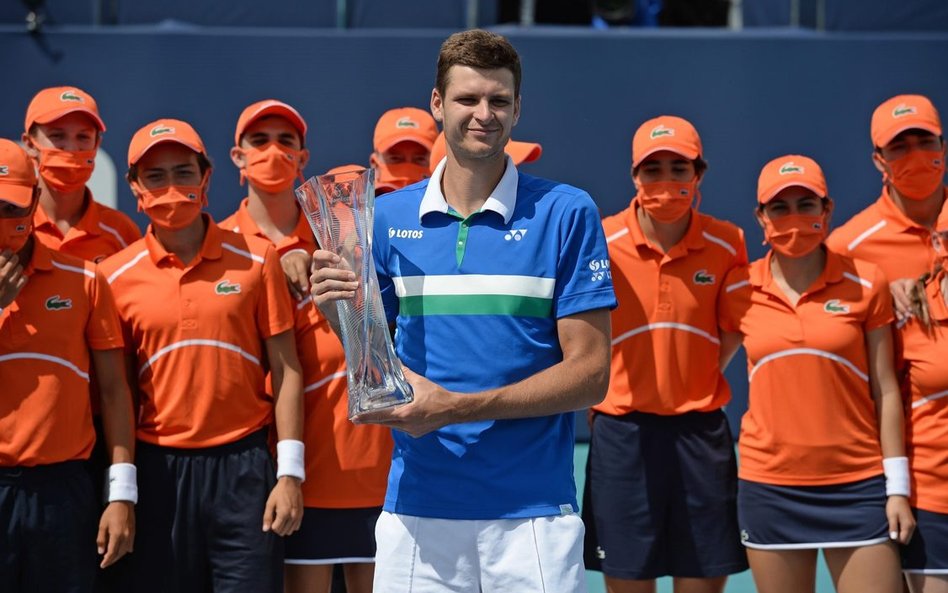 Hubert Hurkacz z nagrodą za zwycięstwo w Miami. Pucharowi towarzyszył czek na 300 tysięcy dolarów, t