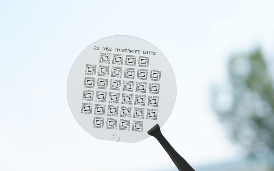 Naukowcy z Uniwersytetu w Pekinie stworzyli płytkę z nowego materiału, który umożliwi produkcję chip