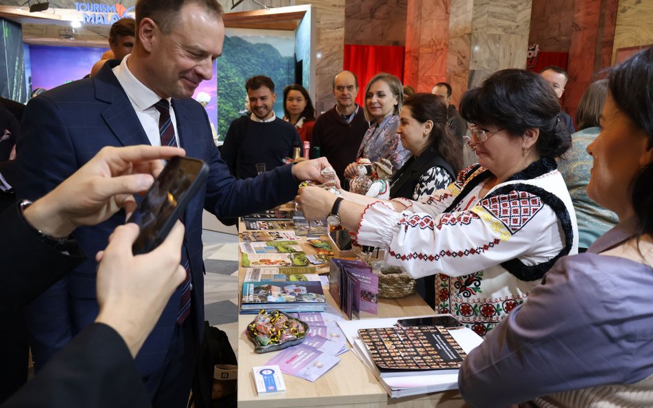 Po oficjalnym otwarciu targów wiceminister sportu i turystyki Piotr Borys zwiedził imprezę, i porozm