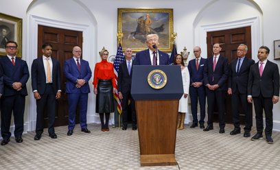 Prezydent USA Donald Trump zawarł w piątek umowy dotyczące obniżek cen leków z dziewięcioma firmami 