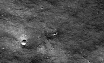 Krater na Księżycu, który powstał prawdopodobnie po uderzeniu rosyjskiej sondy Łuna 25