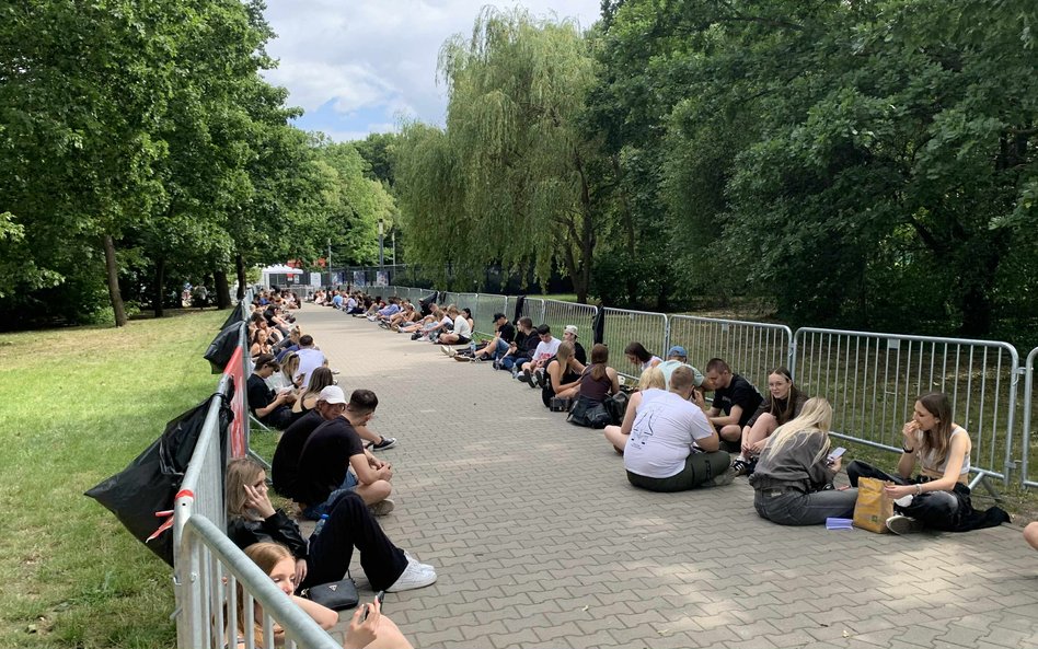 Długie kolejki fanów oczekujących na otwarcie bram przed stadionem
