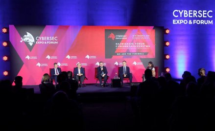 O tym, co kryje się za pojęciem „suwerenność” oraz o cyberzagrożeniach dla funkcjonowania państwa, g