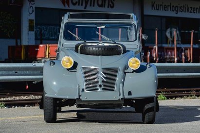 Ciekawostką jest fakt, że w Saharze każdą oś napędza osobny silnik