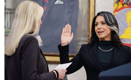 Tulsi Gabbard w Białym Domu podczas zaprzysiężenia na szefową Wywiadu Narodowego (DNI) 12 lutego 202