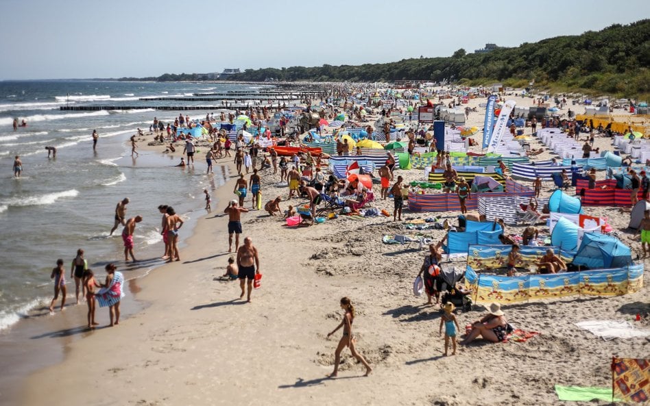 Sierpniowy długi weekend to najpopularniejszy termin tegorocznych urlopów. Polacy spędzą go nad morz