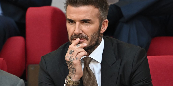 Brytyjski komik udawał, że rozrywa pieniądze, by zwrócić uwagę na kontrakt Beckhama z Katarem