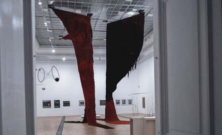 Magdalena Abakanowicz, „Kompozycja monumentalna”, 1973–1975, wystawa w Zachęcie, praca z kolekcji Mu