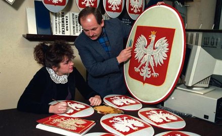 Szybka zmiana w konstytucji, szybkie domalowywanie korony do PRL-owskiego orła