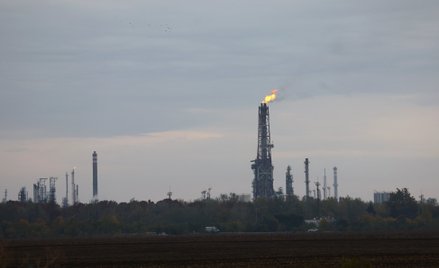 Widok rafinerii Danube należącej do węgierskiej grupy MOL po wybuchu pożaru.