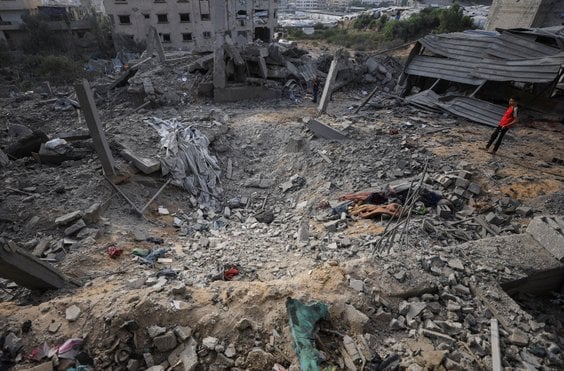 Budynek mieszkalny w mieście Gaza, zbombardowany w ostatnich dniach przez Izrael. Fot. z 16 paździer