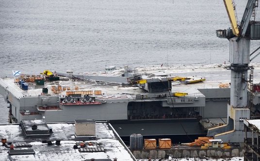 Żuraw, który uszkodził pokład lotniczy lotniskowca w wyniku zatonięcia doku pływającego PD-50.