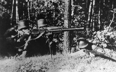 Żołnierze Armii Krajowej w czasie potyczki w lesie