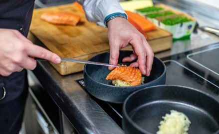 „Choć łosoś hodowlany jest reklamowany jako zdrowe i zrównoważone źródło białka, szacuje się, że do 