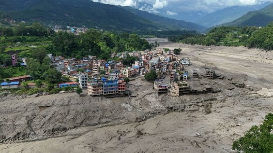 Zniszczenia po powodzi błyskawicznej w Nepalu