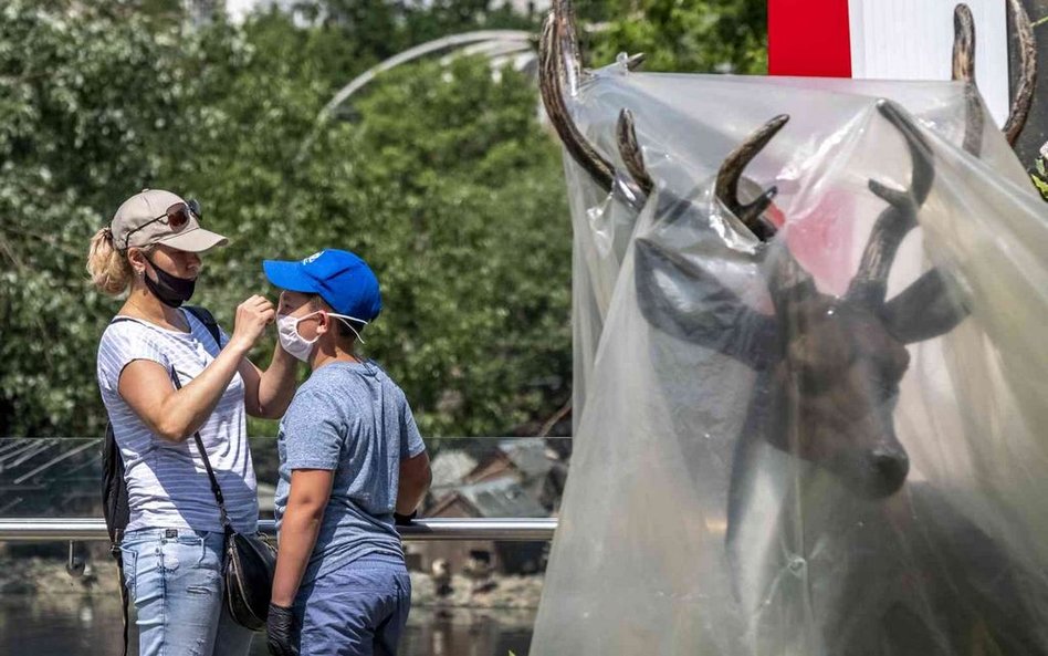 Rosja: Dobowa liczba zakażeń spada - najniższa od 30 kwietnia