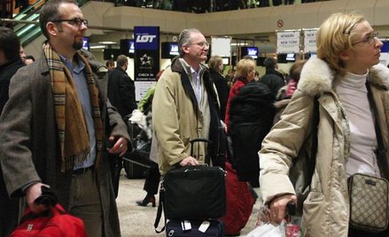 Kolejki podróżnych, których loty odwołano, to częsty widok na europejskich lotniskach