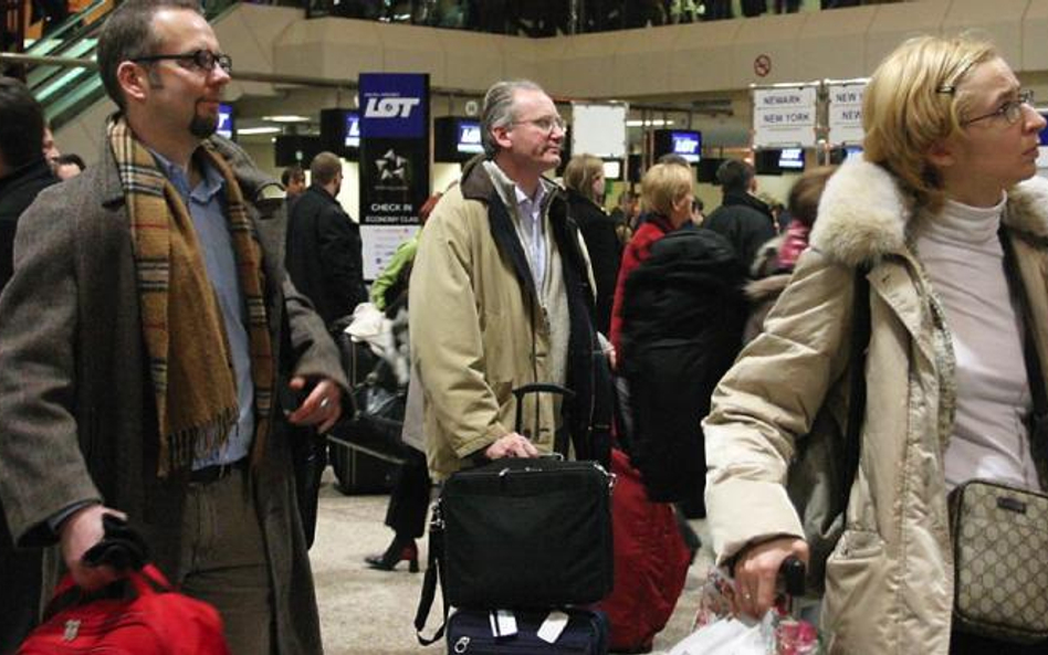 Kolejki podróżnych, których loty odwołano, to częsty widok na europejskich lotniskach