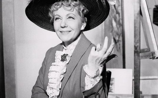 Hanka Bielicka jako Azalia Nieporębska, „księżniczka autentyczna” w sztuce „Bliźniak”. Teatr Syrena,