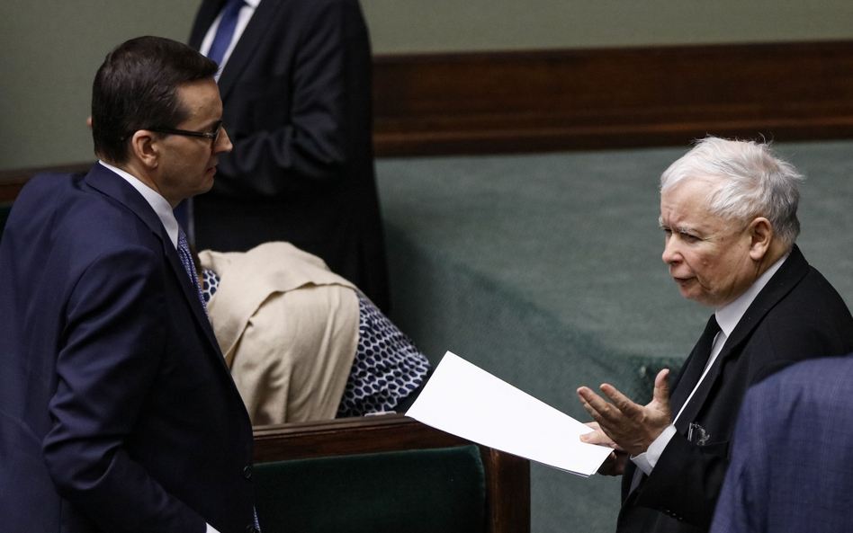 PiS prowadzi w sondażu i zwiększa przewagę nad KO