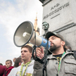Wiec na Rynku w Krakowie w trakcie Marszu Wyzwolenia Konopii. Wieszcz patrzy wyrozumiale z cokołu