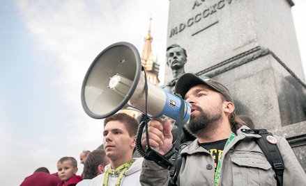 Wiec na Rynku w Krakowie w trakcie Marszu Wyzwolenia Konopii. Wieszcz patrzy wyrozumiale z cokołu