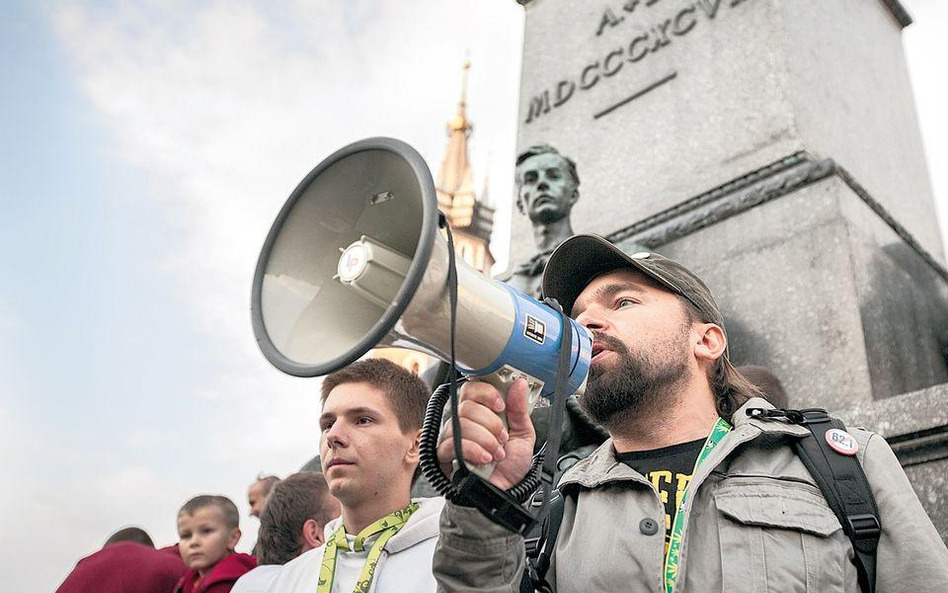 Wiec na Rynku w Krakowie w trakcie Marszu Wyzwolenia Konopii. Wieszcz patrzy wyrozumiale z cokołu