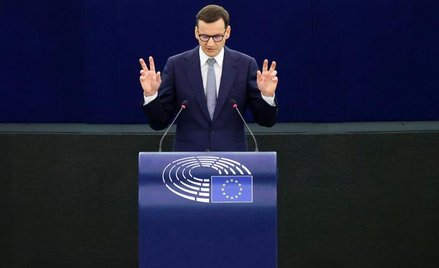 Morawiecki grozi Brukseli wojną