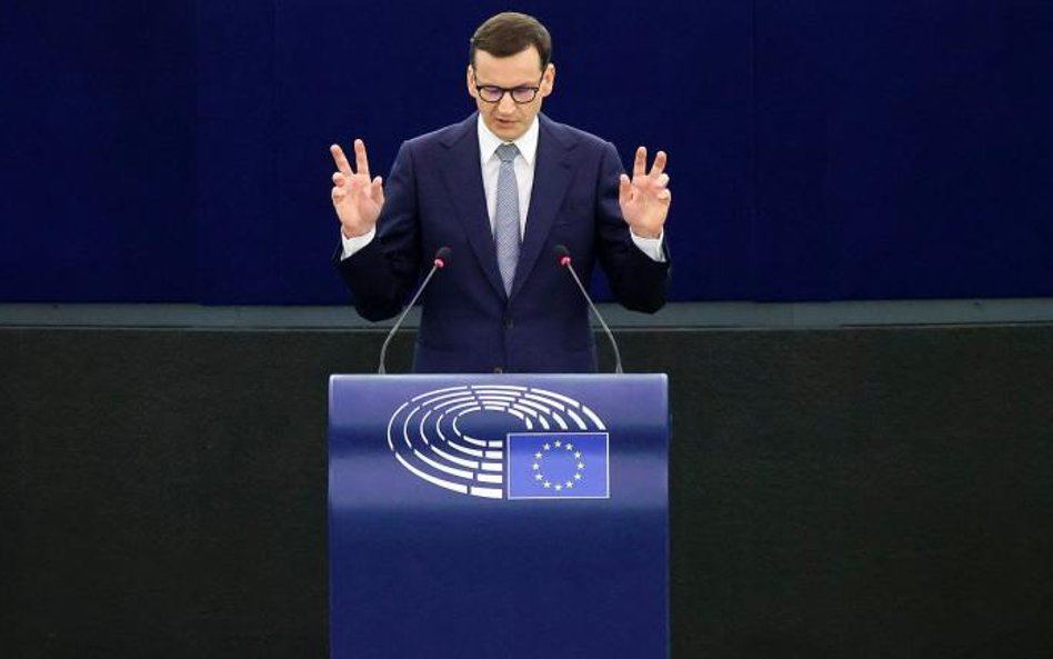 Morawiecki grozi Brukseli wojną