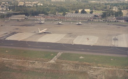 Port Lotniczy Warszawa-Okęcie. Widok z lotu ptaka na płytę lotniska i samoloty. W tle budynek Między