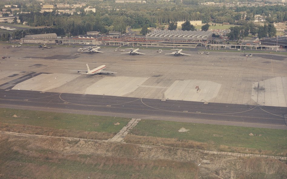 Port Lotniczy Warszawa-Okęcie. Widok z lotu ptaka na płytę lotniska i samoloty. W tle budynek Między