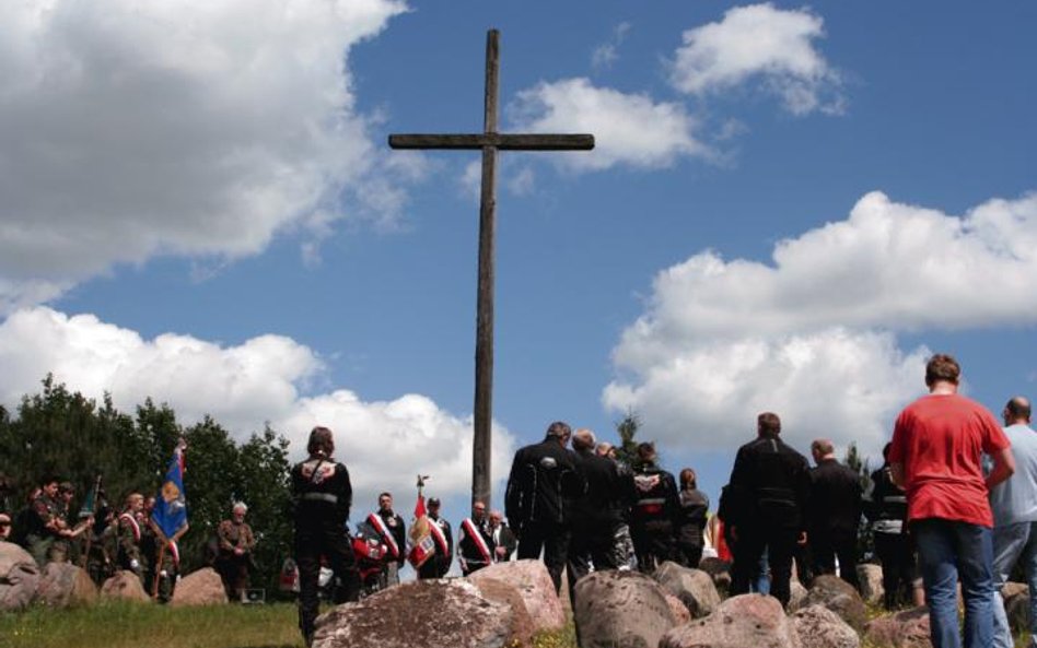 Giby, maj 2015 r.: obchody 70. rocznicy obławy z udziałem motocyklistów z Rajdu Katyńskiego