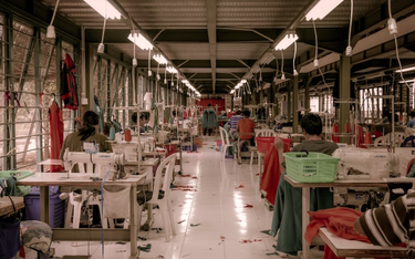 Produkcja tanich ubrań często wiąże się ze szkodami dla środowiska naturalnego, a praca w fabrykach 
