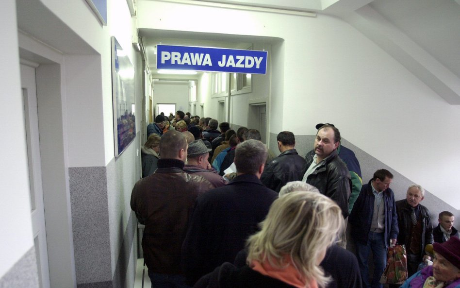 W tym roku większość dorosłych Polaków – około 66 proc. - przynajmniej raz załatwiała sprawę w urzęd