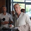 Lekarz Emil Jędrzejewski, były ordynator Oddziału Chirurgii w Szpitalu Południowym w drodze na przes