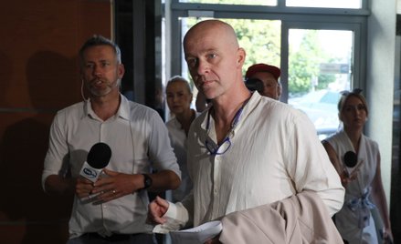 Lekarz Emil Jędrzejewski, były ordynator Oddziału Chirurgii w Szpitalu Południowym w drodze na przes