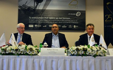 Konferencja prasowa w hotelu Xanadu w Belek, od lewej siedzą: Gerald Lawless, Ayhan Bektaş, Michael 