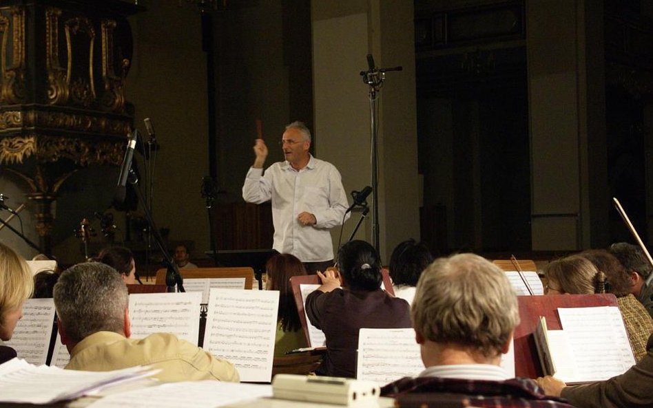 Krzesimir Dębski jako dyrygent podczas nagrania Cosmopolis (2008)