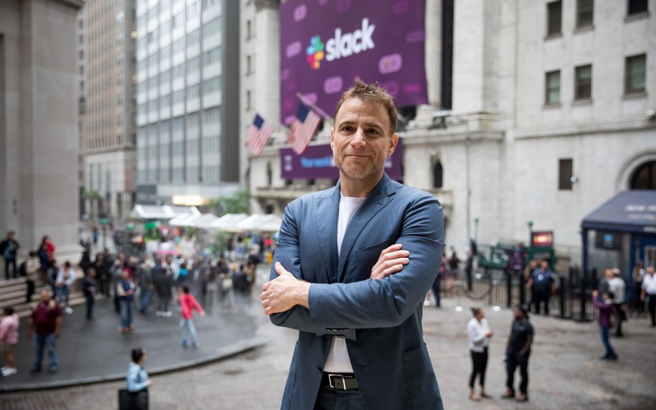 Prezes i współzałożyciel Slacka Stewart Butterfield przed gmachem giełdy na Wall Street