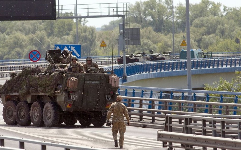 Toruń – przeprawa pancernej kolumny 2. Regimentu Kawalerii Strykerów