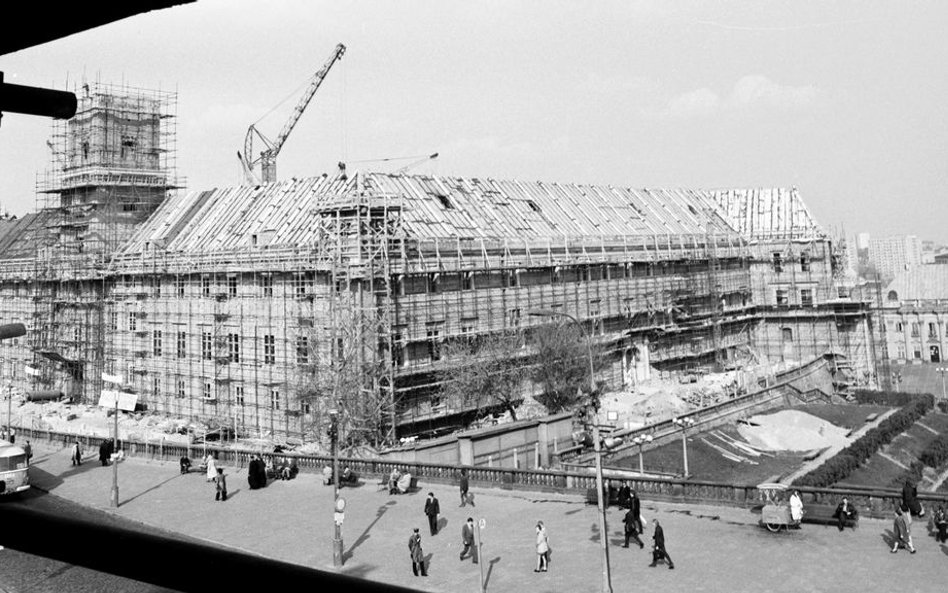 1974 - Widok z piętra kamienicy Johna od strony ul. Krakowskie Przedmieście??